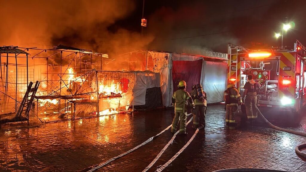 Incendio de 28 locales exteriores del mercado Independencia. El ayuntamiento de Morelia no cuenta con un plan de protección civil.