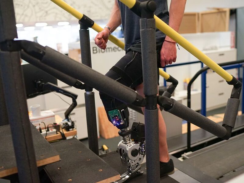 Desarrolla MIT prótesis de control neuronal para mejorar movilidad