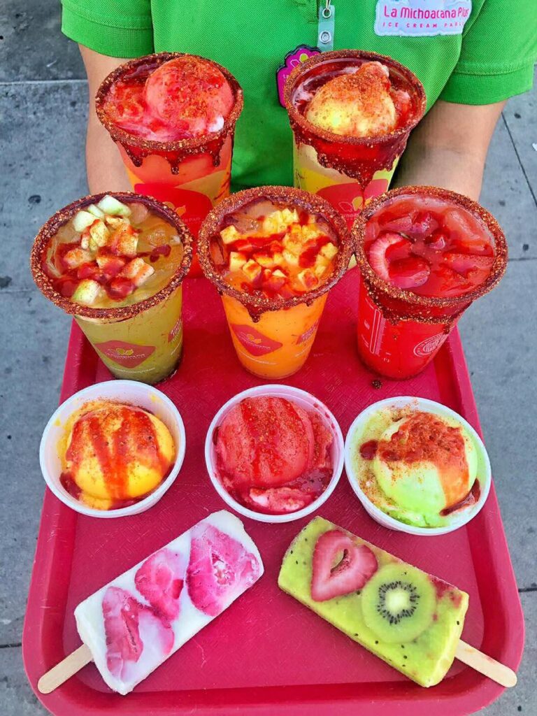 La Michoacana ofrece variedad de paletas, nieves y aguas frescas