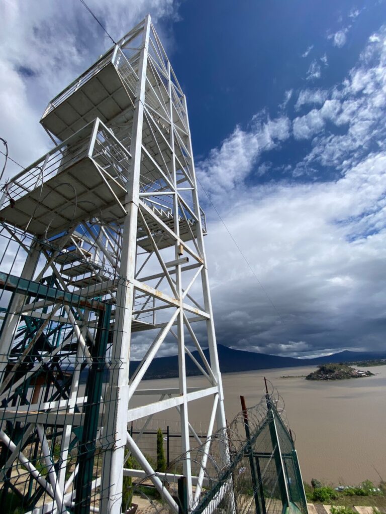 La tirolesa en la isla de Janitzio en Michoacán - torre