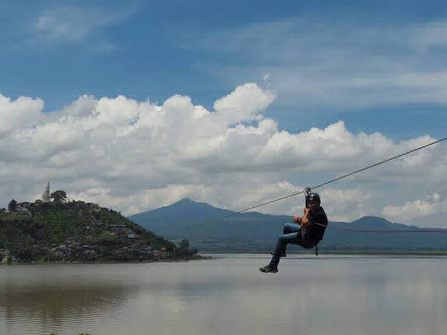 La tirolesa en la isla de Janitzio en Michoacán