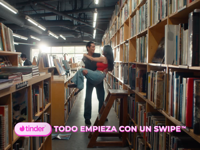 (Video) Tinder lanza campaña romántica inspirada en chats reales