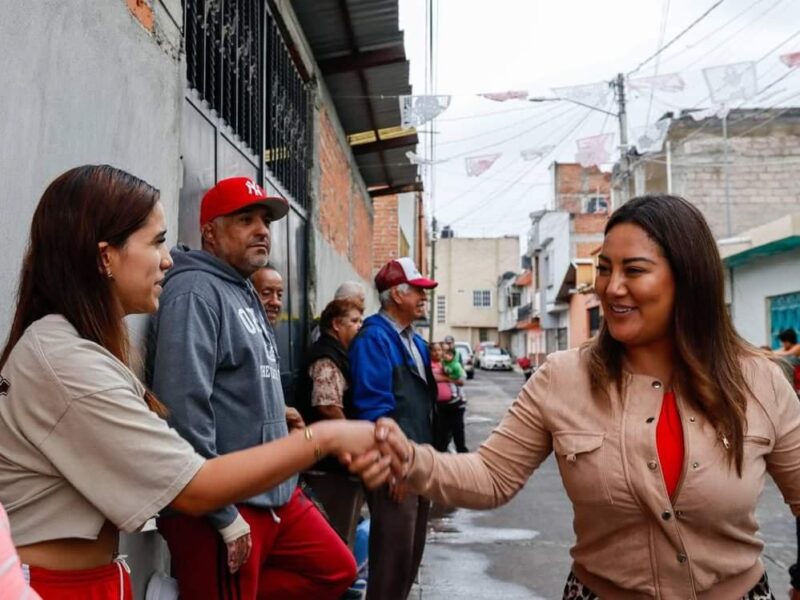 Mónica Valdez se reune con familias de Zacapu