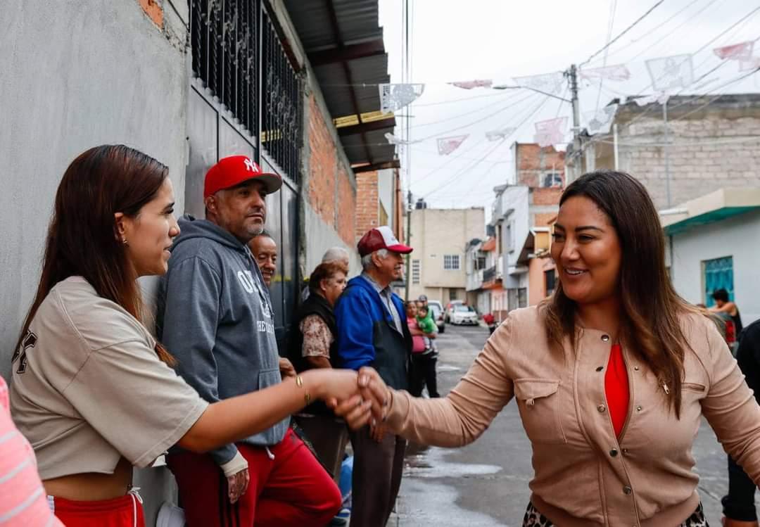 Mónica Valdez se reune con familias de Zacapu