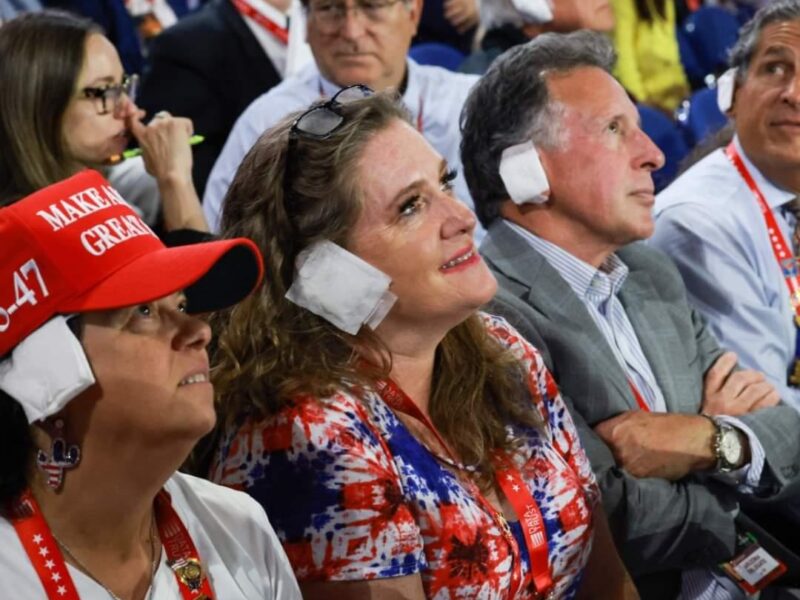 Parche en la oreja, símbolo de apoyo a Donald Trump