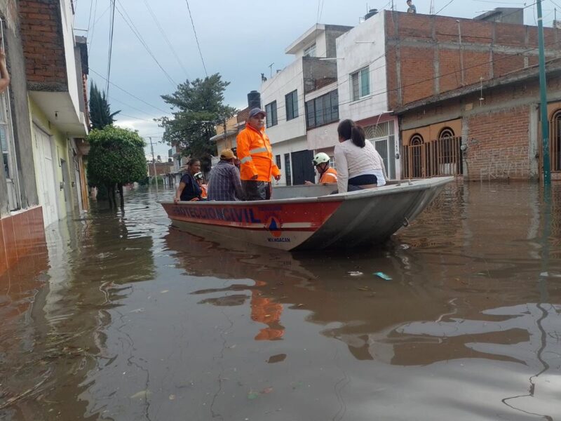 PC Estatal ayuda por inundación en Morelia