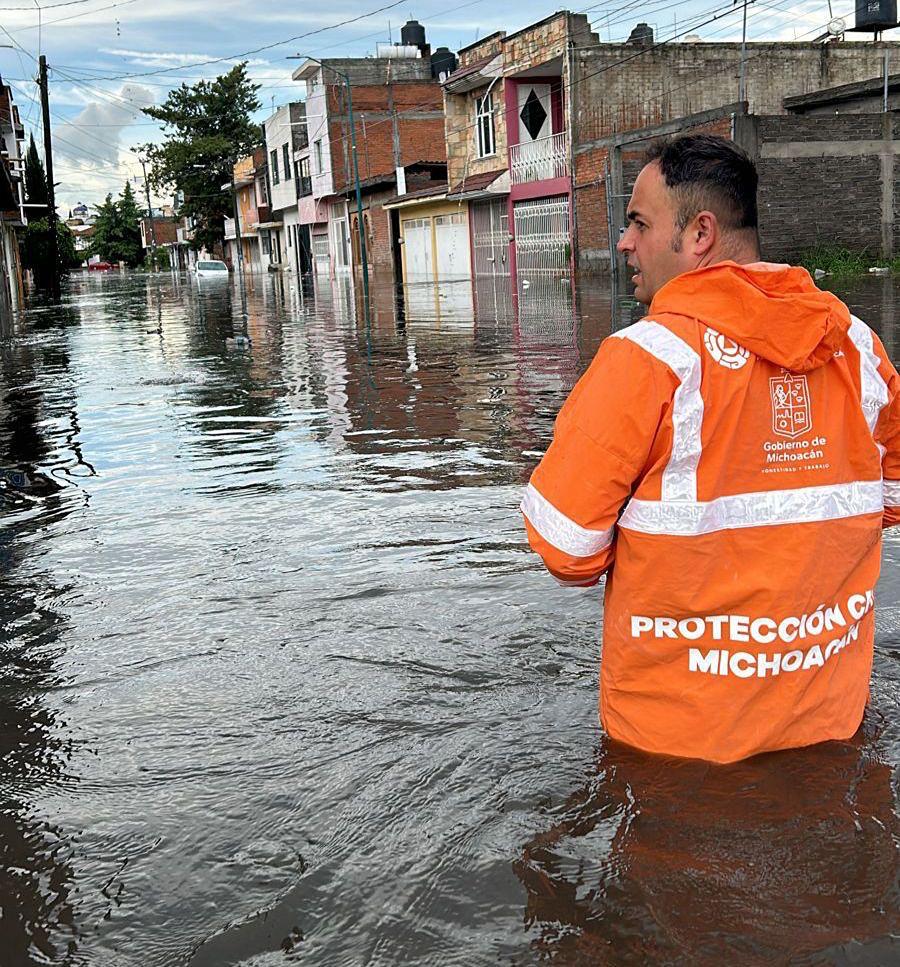 PC Estatal ayuda por inundación en Morelia - brigadas