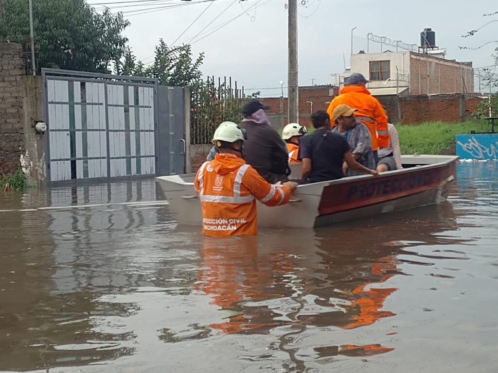 PC Estatal ayuda por inundación en Morelia - lancha