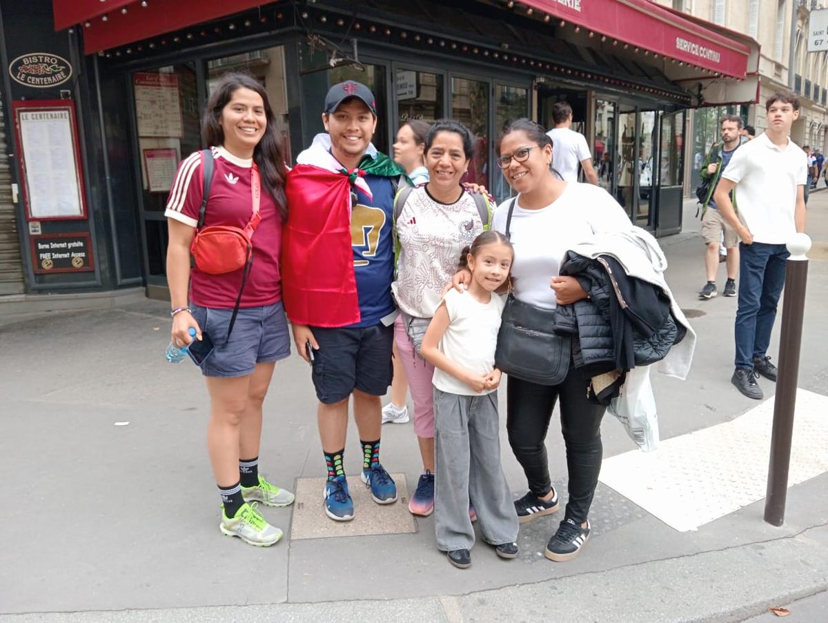 Policía desalojó a mexicanos de la Torre Eiffel antes de inicio de los Juegos Olímpicos