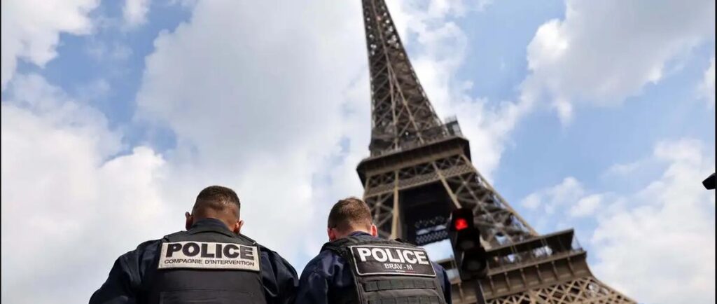 Policía desalojó a mexicanos de la Torre Eiffel previo a inauguración de París 2024