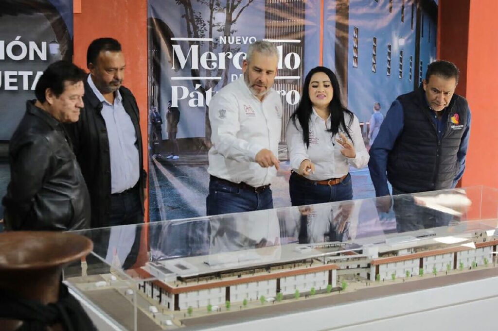 Presenta gobernador de Michoacán nuevo mercado de Pátzcuaro