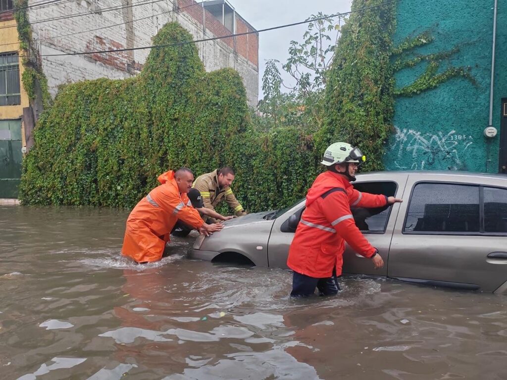 Protección Civil en apoyo a Prados Verdes - auto varado