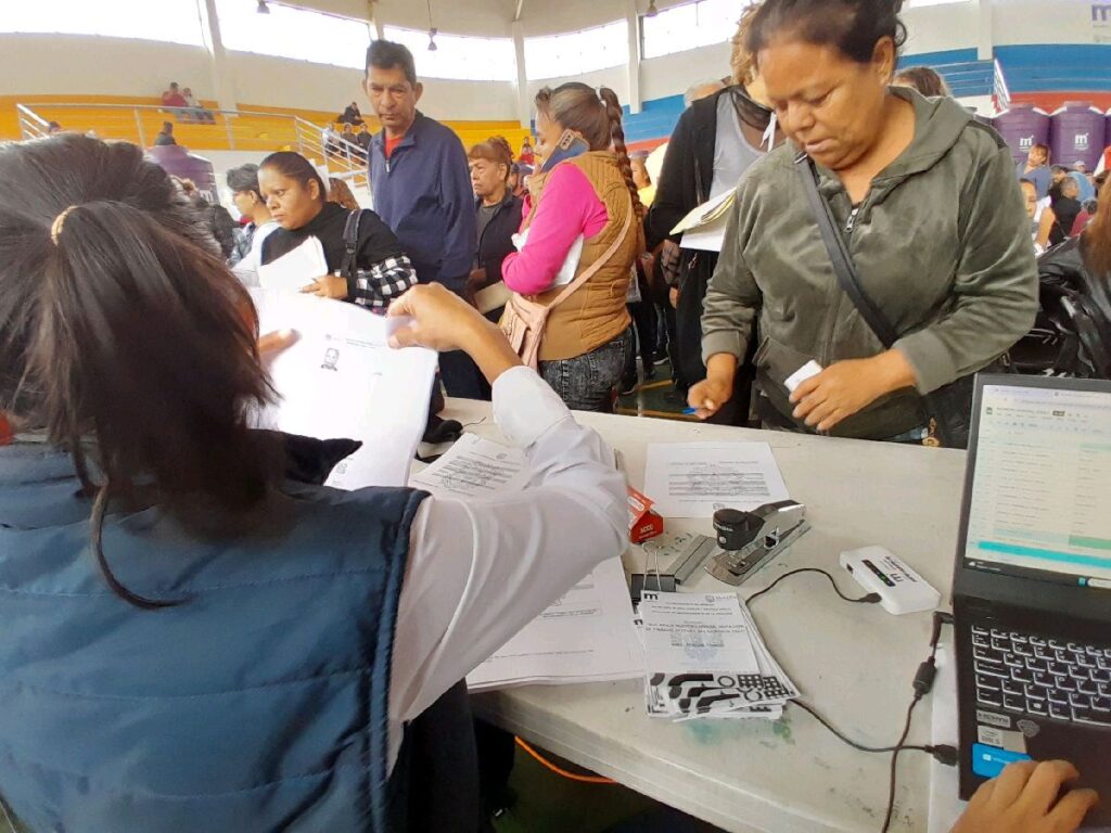 Realizan proceso de entrega de tinacos en Morelia