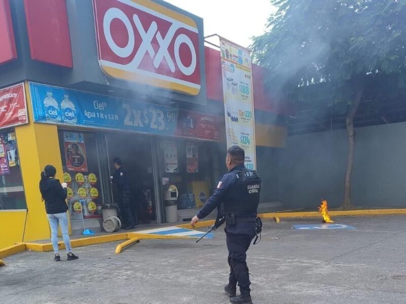 Delincuentes incendian 3 Oxxos y vehículos en Uruapan
