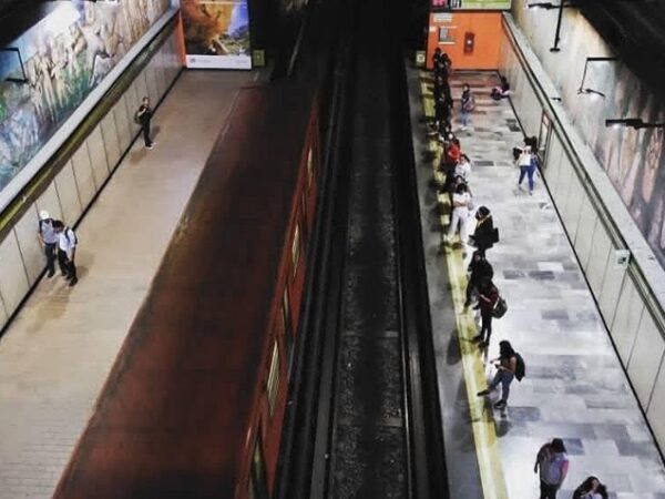 ¿Pueden aplicar multas por tener relaciones sexuales en el Metro de la CDMX?
