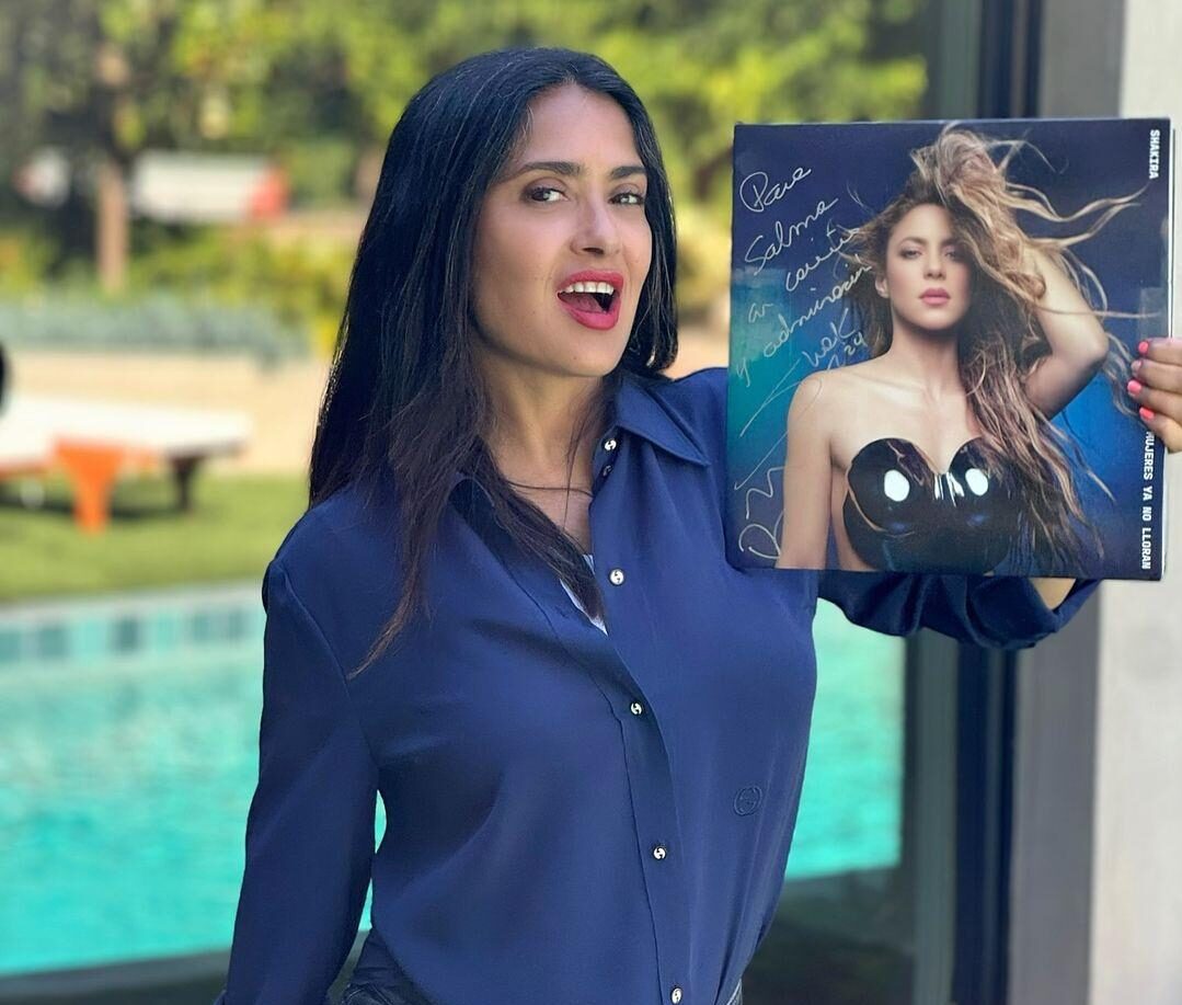 Salma Hayek presume regalo de Shakira