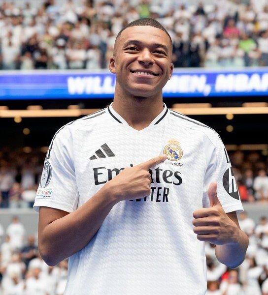 Santiago Bernabeú vibra con la presentación de Kylian Mbappé en Real Madrid