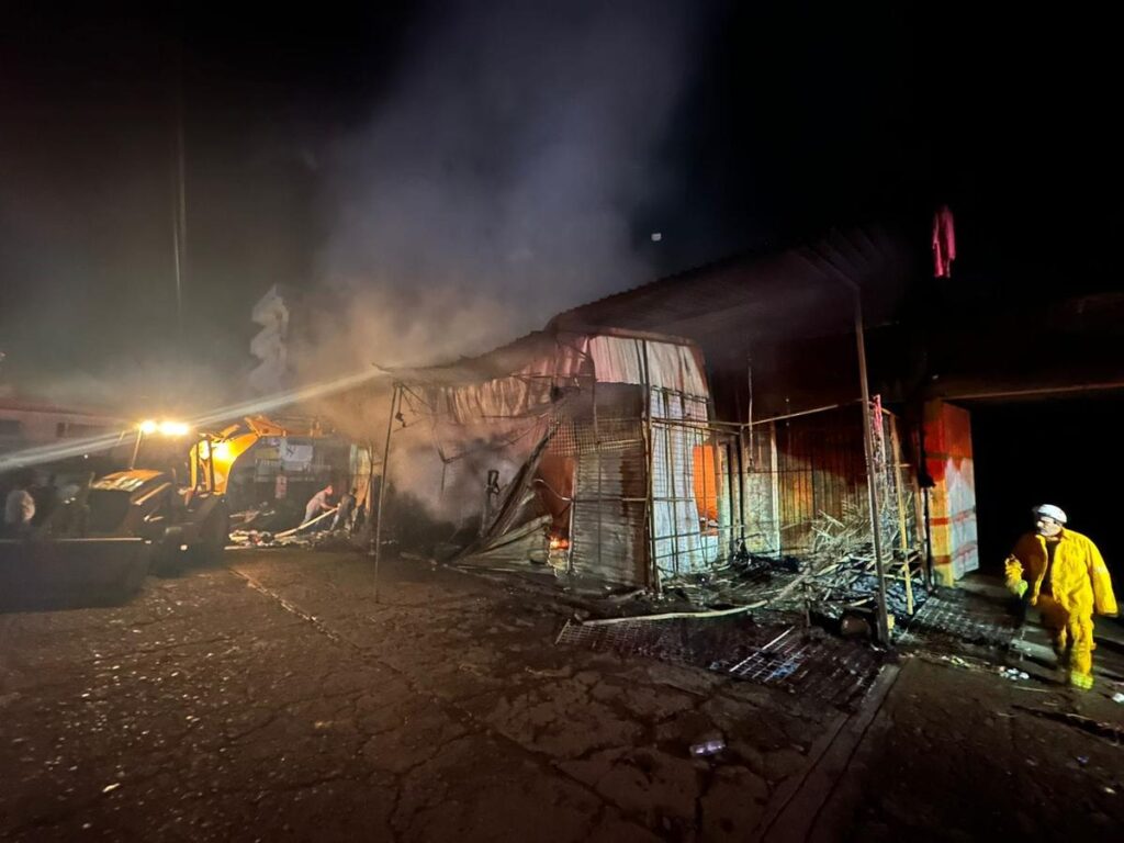 Se incendian 5 locales comerciales en Huetamo, Michoacán