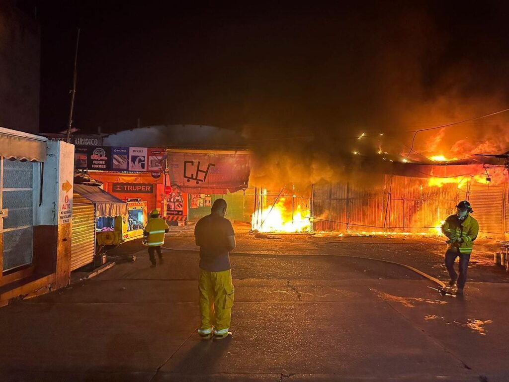 Se incendian locales comerciales en Huetamo, Michoacán