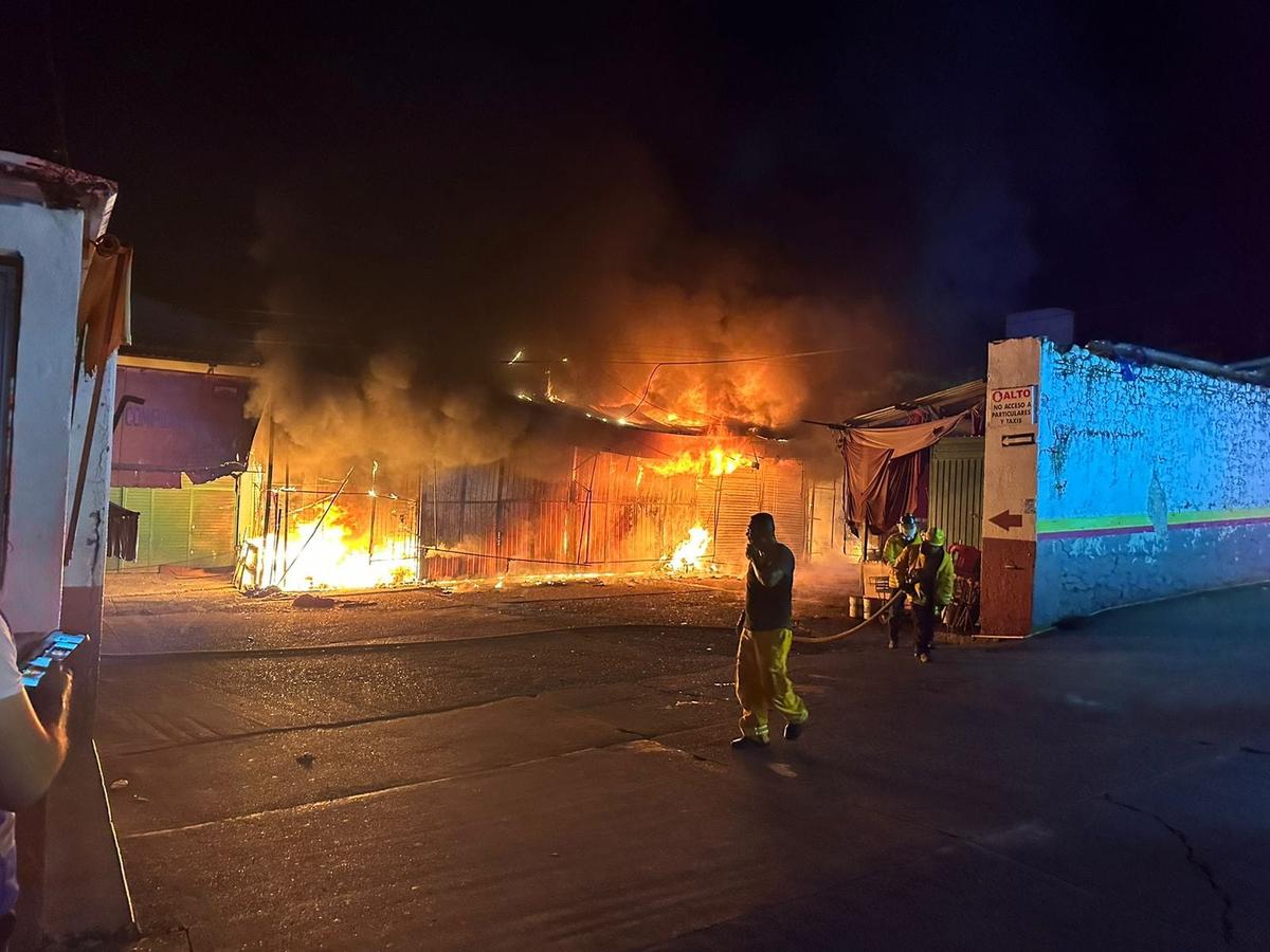 En Huetamo, incendio consume locales comerciales