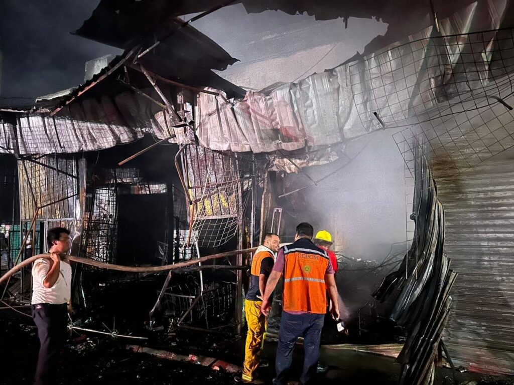 Se incendian locales en Huetamo, Michoacán.