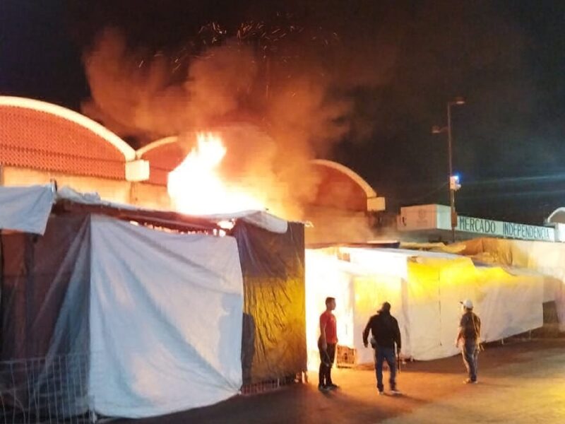 Incendio arrasa 21 puestos ambulantes en mercado Independencia