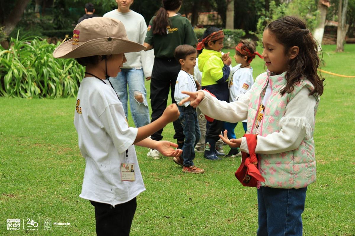 Se un explorador con el curso de verano del zoológico en Morelia