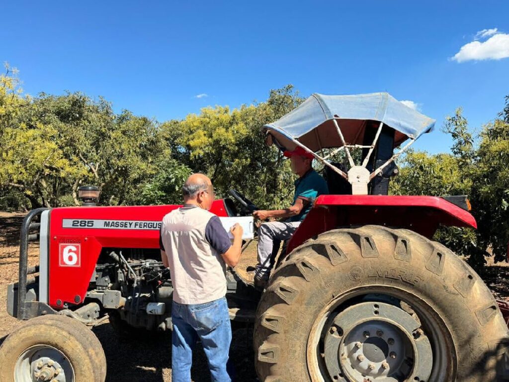 Sedeco impone multas a empresas aguacateras - tractor