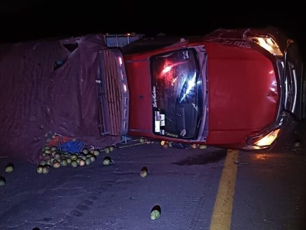 Camioneta sufre accidente sobre la Autopista Siglo XXI