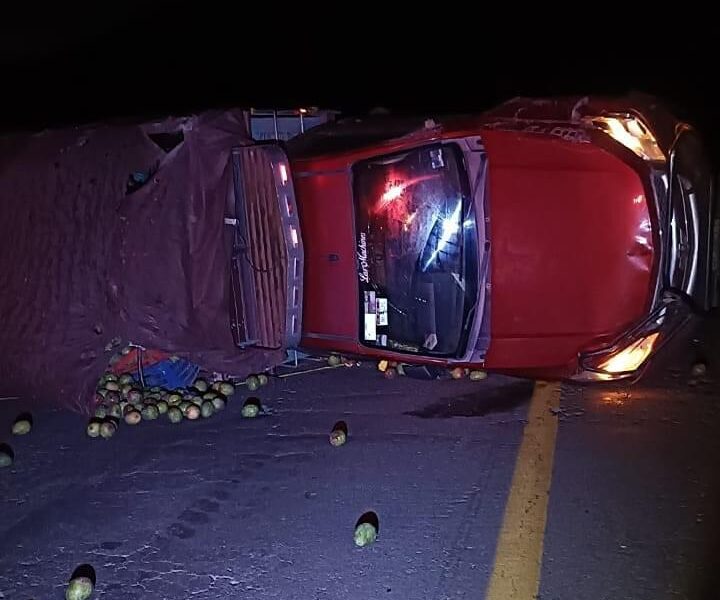 sufre accidente y vuelca camioneta cargada con mangos en la autopista Siglo XXI
