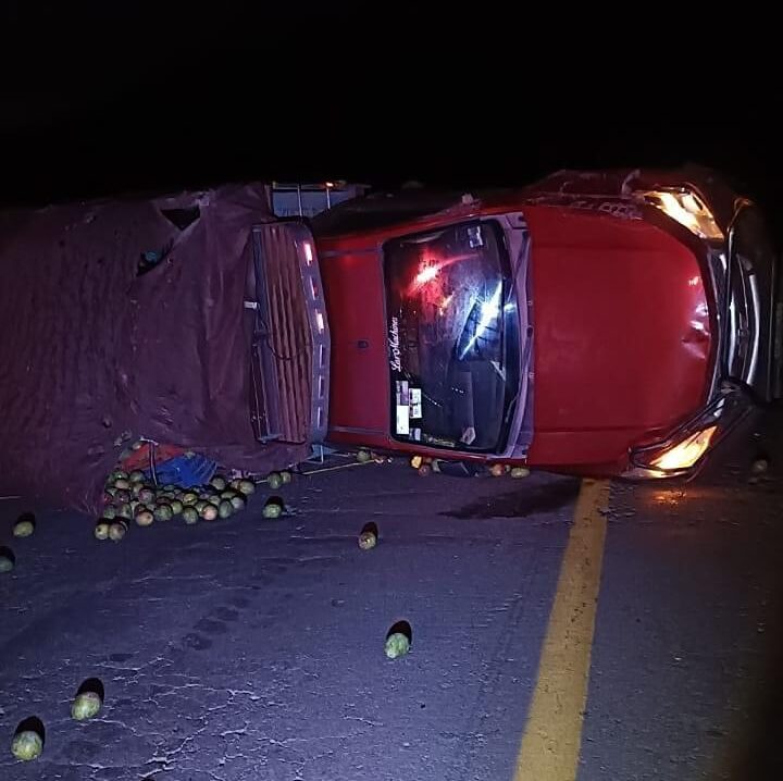 sufre accidente y vuelca camioneta cargada con mangos en la autopista Siglo XXI