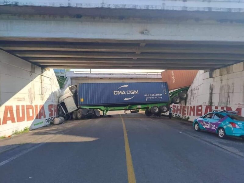 Tráiler cae de puente en la autopista de occidente bloqueando el acceso a  Huaniqueo