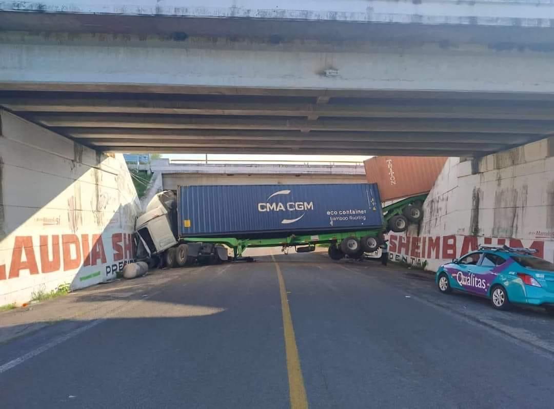 Tráiler se accidenta al caer de un puente en Huaniqueo