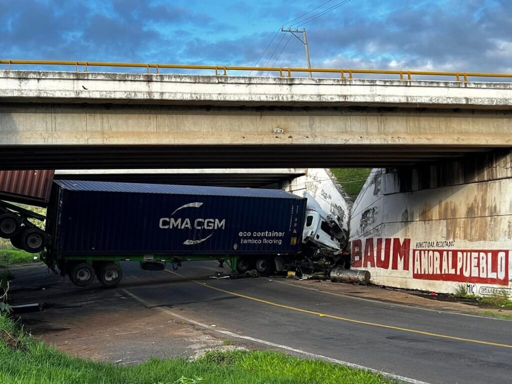 Tráiler se accidenta al caer de un puente Huaniqueo