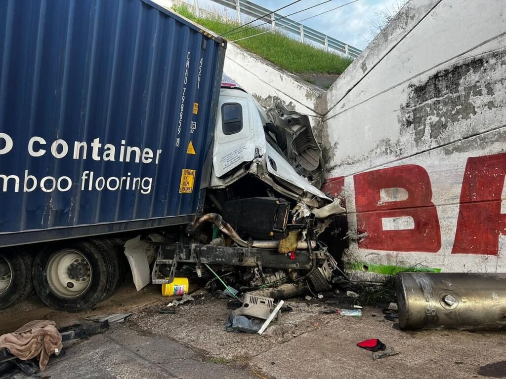 Tráiler se accidenta al caer un puente en Huaniqueo