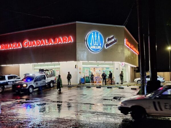Violento asalto en “Farmacia Guadalajara de Uruapan deja un fatal desenlace (Video)