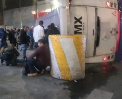 40 lesionados deja volcadura en la Calzada Ignacio Zaragoza en CDMX