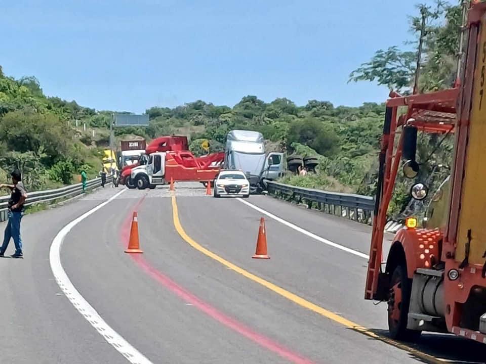 accidente de tráiler en la Pátzcuaro-Cuitzeo genera cierre de circulación