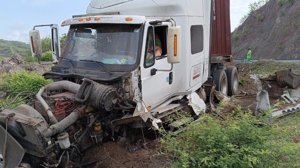 accidentes en la autopista Siglo XXI - camión de carga