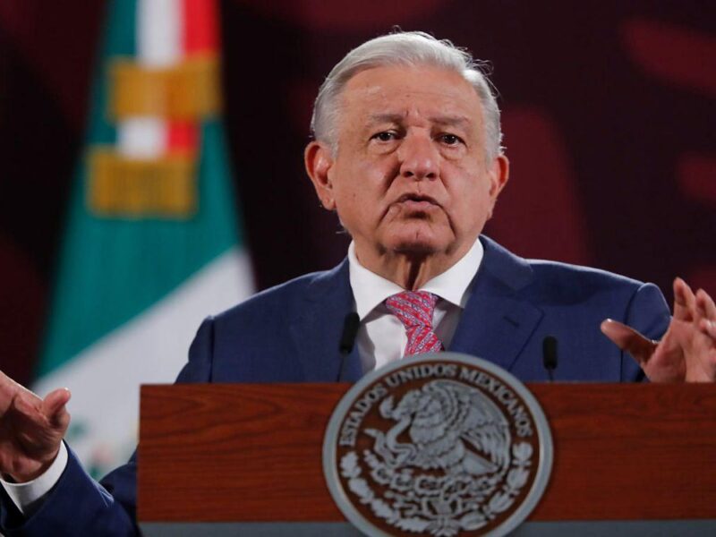 AMLO califica de "elitista" al feminismo