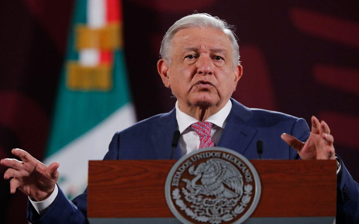 AMLO califica de "elitista" al feminismo