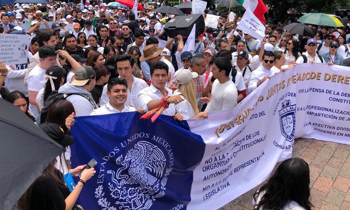 AMLO llama engañados a estudiantes de la UNAM que protestan contra reforma judicial