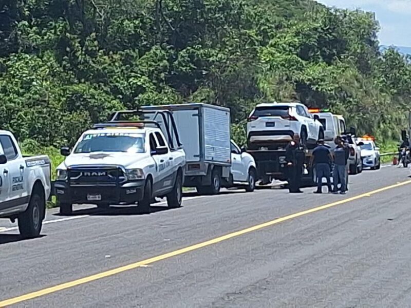 Balean a repartidores de mariscos para robarles en salida de Uruapan, Michoacán