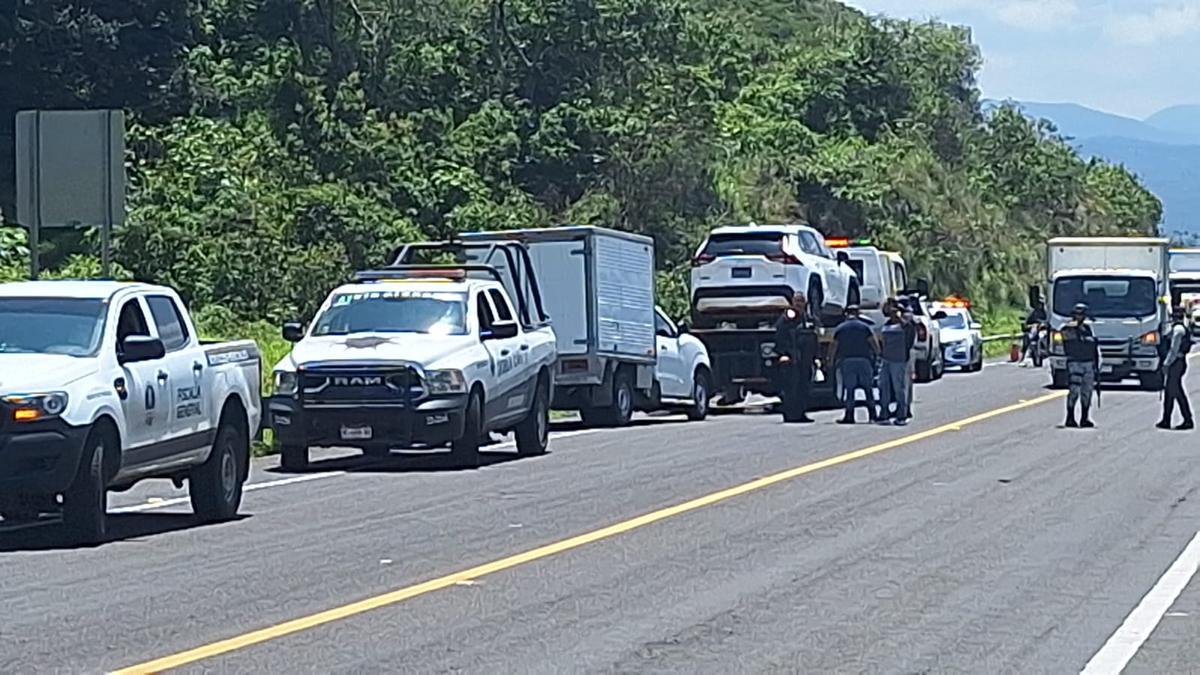 Balean a repartidores de mariscos para robarles en salida de Uruapan, Michoacán