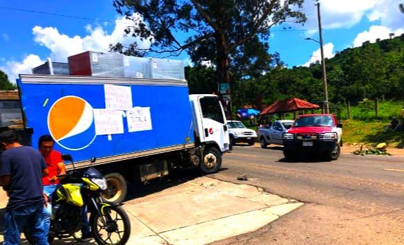 Bloqueos carreteros colapsan la Meseta Purhépecha el estado de Michoacán