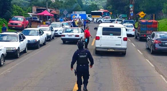 Bloqueos carreteros colapsan la Meseta Purhépecha en Michoacán