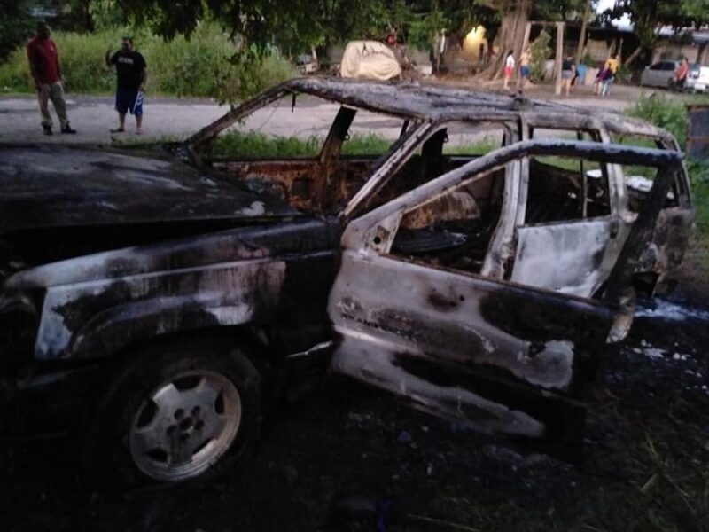 Camioneta se incendia en Apatzingán, se sospecha fue provocado