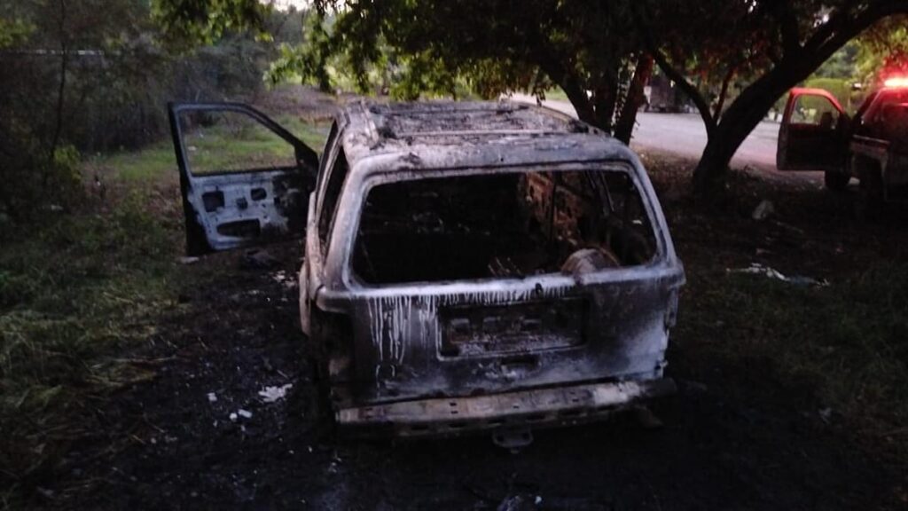 Camioneta se incendia en Apatzingán, se sospecha provocado