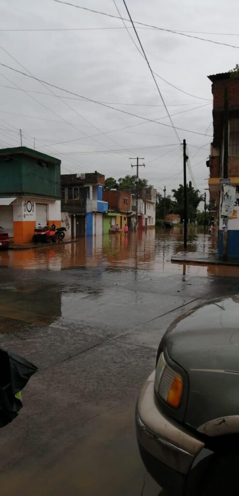 colonias de Morelia se reportan con fuertes inundaciones