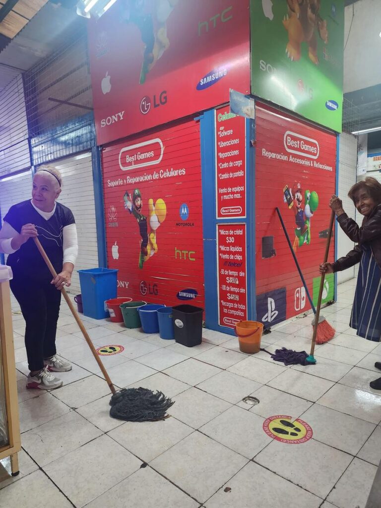 Comerciantes piden atención a goteras en Plaza San Juan en Morelia